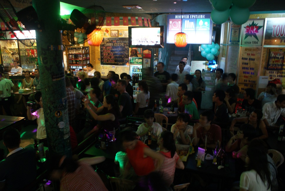 Không khí trong một buổi tiệc sinh nhật DMZ bar - Luôn nhộn nhịp